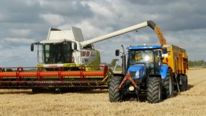 traktor podczas żniw