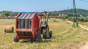 traktor z prasą rolniczą