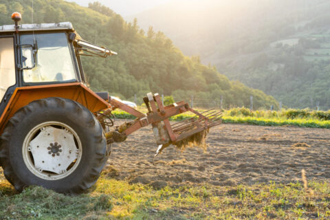 traktor na polu