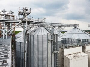 Łańcuchy elewatorowe – gdzie się je stosuje i jak działają?